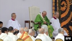 El papa Francisco celebra una misa hoy, domingo 12 de julio de 2015, en "Ñu Guazu", Paraguay. 