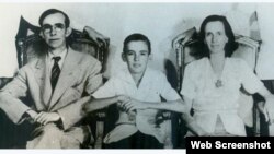 Camilo Cienfuegos junto a sus padres.