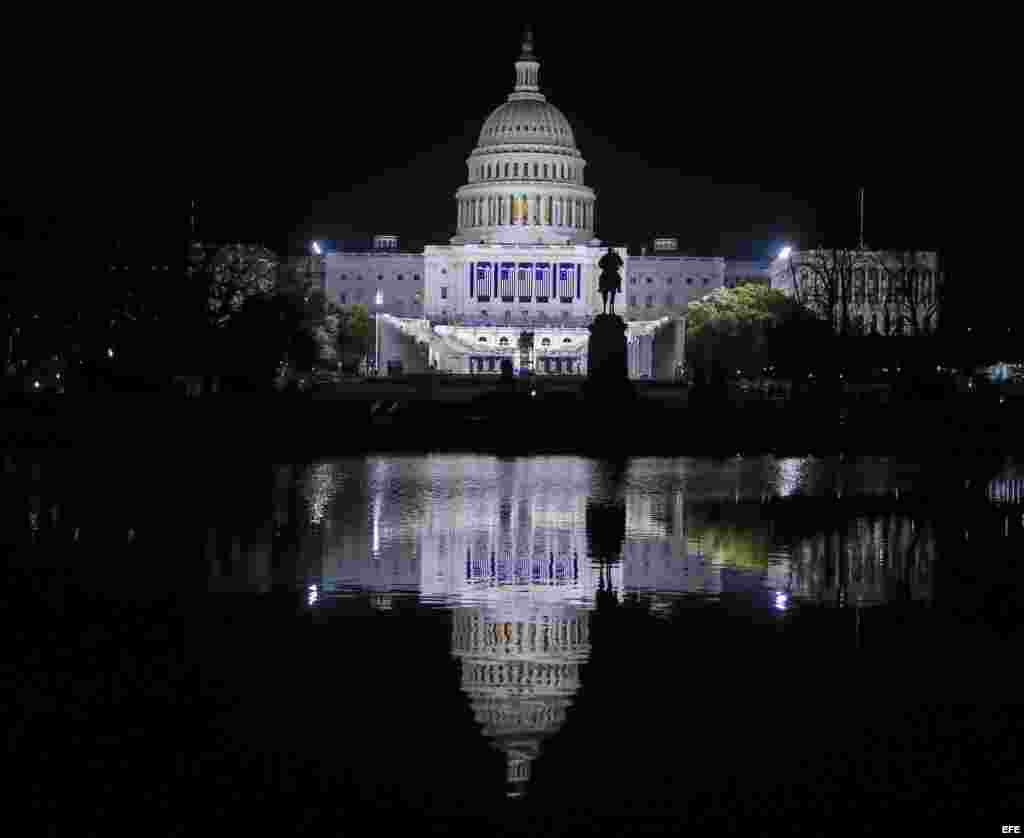 El Capitolio de los Estados Unidos se ilumina la noche anterior a la toma de posesión del presidente electo, Donald Trump, en Washington, DC.