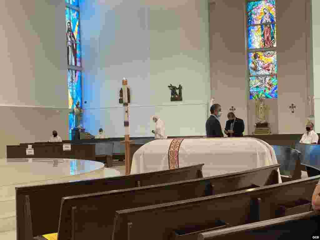 F&#233;retro del Padre Carrillo en la Iglesia Nuestra Sra. de Guadalupe en Doral.