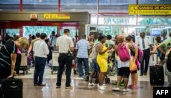 Pasajeros esperan el chequeo de Aduana en el Aeropuerto Internacional José Martí, Foto Archivo AFP/Adalberto Roque.