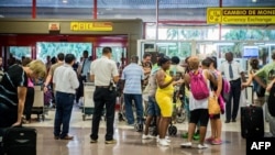 Pasajeros esperan el chequeo de Aduana en el Aeropuerto Internacional José Martí (Foto Archivo AFP/Adalberto Roque).