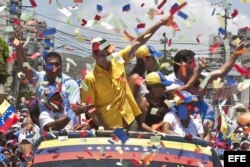 El candidato de la oposición venezolana Henrique Capriles (c) saluda durante su visita el jueves 4 de abril de 2013, a Porlamar, Nueva Esparta (Venezuela).