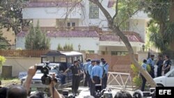 Agentes de policía paquistaníes vigilan la casa en la que se encuentran detenidos familiares de Osama Bin Laden, en Islamabad, Pakistán