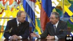 El presidente de Rusia, Vladimir Putin y su contraparte cubano, Raúl Castro.