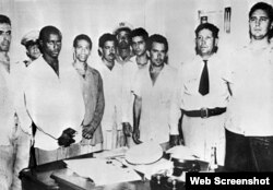 Fidel Castro en el Vivac de Santiago de Cuba, junto con los otros detenidos por el Teniente Sarría
