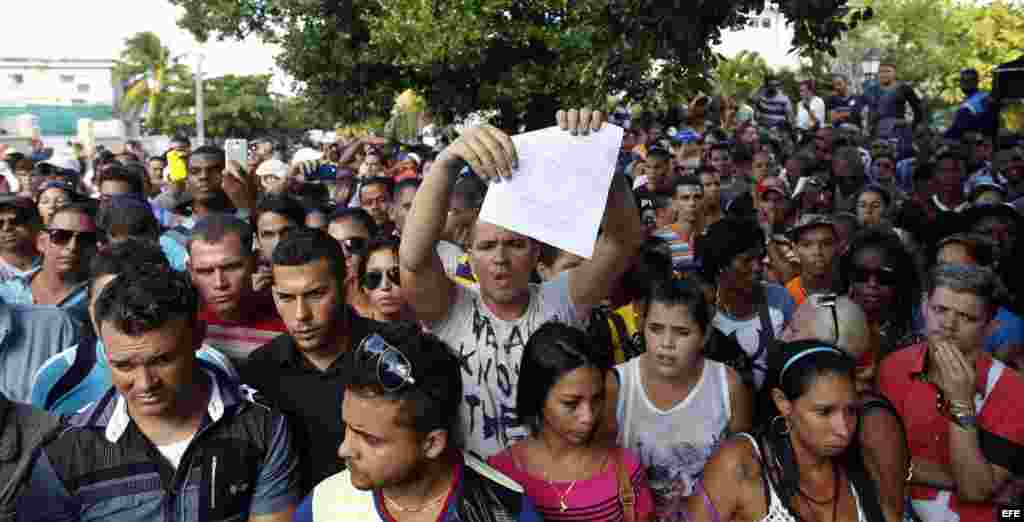 Cientos de cubanos protestan frente a la embajada de Ecuador en Cuba tras el anuncio de exigir visa a todo cubano que entre como turista al país andino a partir del 1 de diciembre.