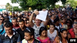 Cubanos protestan frente a embajada de Ecuador en La Habana