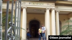 Reporta Cuba Nelson Gandulla y Oria de los Angeles Alonso entregaron petición en SENESEX.