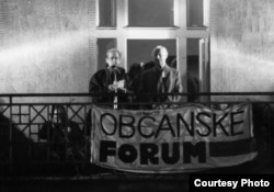 Vaclav Havel y Alexander Dubcek durante la Revolución de Terciopelo el 24 de noviembre de 1989.