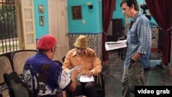 Escena de Vivir del Cuento, programa de la TV cubana que debe su popularidad al humor crítico.