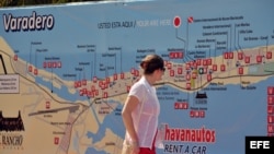Una turista extranjera examina un mapa de la playa de Varadero, en la provincia de Matanzas, unos 150 kilómetros al este de La Habana.EFE/Alejandro Ernesto 