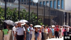 Archivo - Grupo de personas espera para solicitar visas en la entrada de la Sección de Intereses de EEUU (SINA, por sus siglas en inglés), en La Habana,Cuba. 