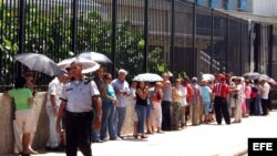 Grupo de personas espera para solicitar visas en la entrada de la Sección de Intereses de EEUU (SINA), en La Habana,Cuba. Archivo.