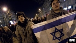 Miembros de la comunidad judía participan en una marcha silenciosa en honor de las víctimas de un tiroteo, hoy, lunes 19 de marzo de 2012, en París (Francia). El ataque fue perpretado en un colegio judío de Tolouse, al sur del país, en el que murieron tre