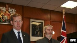 El presidente de la Asamblea autónoma de las Malvinas, Gavin Short (d), y el secretario de Estado británico para Latinoamérica, Jeremy Browne, anuncian que las Malvinas celebrarán en 2013 un referéndum sobre su "estatus político". EFE.