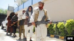 Talibanes asisten a una ceremonia de entrega de armas en la ciudad de Jalalabad, donde el movimiento afgano talibán inauguró hoy una oficina política en Doha.