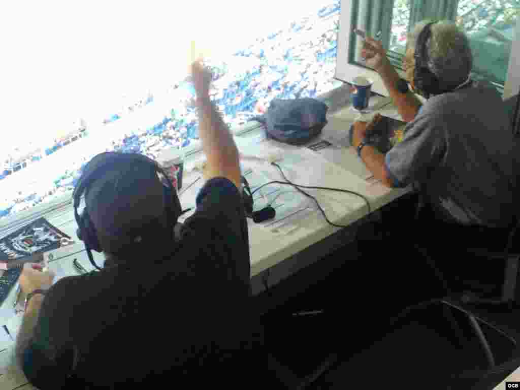 El equipo del programa radial Al duro y sin guantes en el estadio de los Marlins en la trasmisi&oacute;n en vivo del encuentro contra los Padres de San Diego.