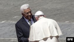 El papa Francisco saluda al presidente palestino Mahmoud Abbas.