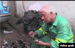 Cansado de lidiar con una pieza rota del motor de su viejo Buick, el mecánico Raúl López decidió construirla él mismo.