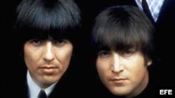 John Lennon y George Harrison. 