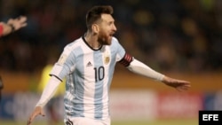 Messi celebra tras anotar un gol frente a Ecuador.