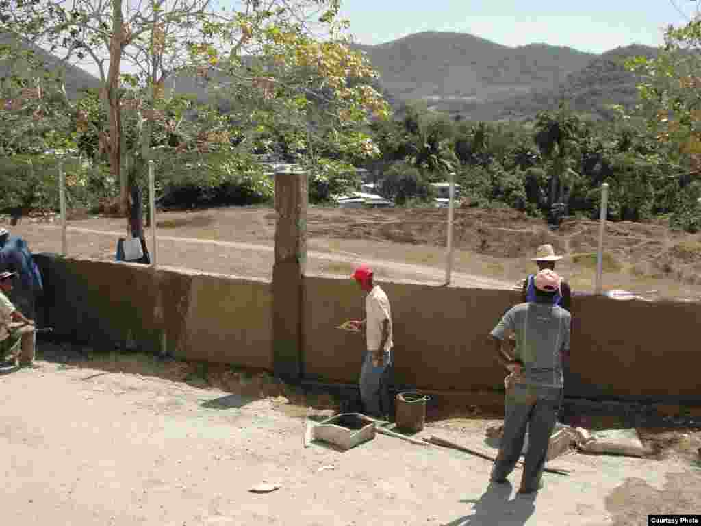 Continúan labores de construcción en los alrededores del Santuario de la Virgen de la Caridad del Cobre en Santiago de Cuba para la visita del Papa