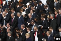 El vicepresidente cubano Miguel Díaz Canel a dos pasos del vicepresidente estadounidense Joe Biden en la misa solemne de inicio de pontificado del papa Francisco celebrada en la plaza de San pedro en el Vaticano hoy, martes 19 de marzo de 2013.