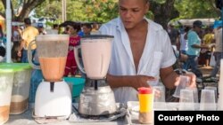 Un cuentapropista cubano. FIU acogerá a 15 jóvenes emprendedores de la isla en un programa de verano. (Foto: InCubando@FIU)