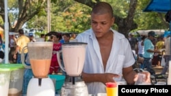 Un cuentapropista cubano. FIU acogerá a 15 jóvenes emprendedores de la isla en un programa de verano. (Foto: InCubando@FIU)