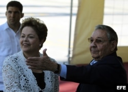Raúl Castro (d), y la presidenta de Brasil, Dilma Rousseff (i), inauguran el puerto del Mariel