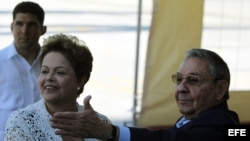 El presidente de Cuba, Raúl Castro (d), y la presidenta de Brasil, Dilma Rousseff (i),