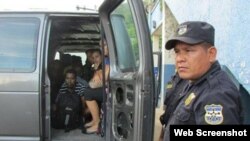 Siete cubanos y otros seis extranjeros fueron hallados por la policía salvadoreña en esta furgoneta.