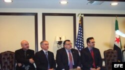 Representantes sirios en la firma del acuerdo de unidad