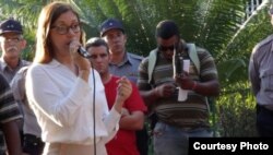 La cónsul ecuatoriana en La Habana Soraya Encalada orienta a los cubanos con pasaje para Ecuador.