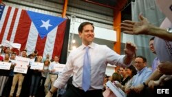 Rubio saluda a seguidores antes de pronunciar un discurso ante puertorriqueños. 