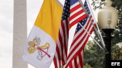 Banderas del Vaticano y Estados Unidos en DC.