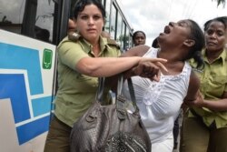 Foto Archivo. Una representante de las Damas de Blanco arrestada violentamente en marzo de 2016.