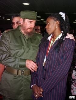 Fidel Castro saluda a Mireya Luis.