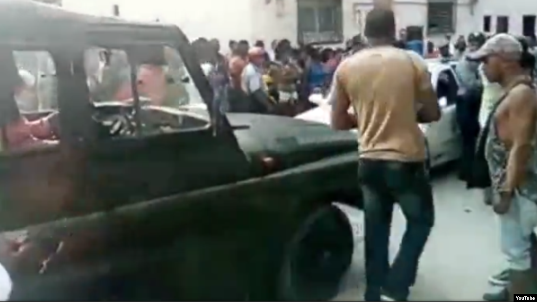 La policía arremetió contra los discapacitados, muchos de ellos en sillas de ruedas.