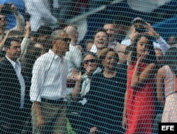 El presidente de Estados Unidos, Barack Obama (i) llega al juego de béisbol junto a su hija Malia (d) y su suegra, Marian Robinson (c), entre el equipo de Cuba y los Rayos de Tampa Bay hoy, martes 22 de marzo de 2016, en el estadio Latinoamericano de La