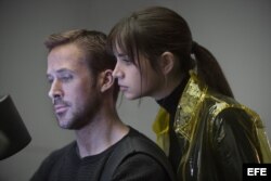 Fotograma cedido donde aparece el actor Ryan Gosling como K y la actriz cubana Ana de Armas como Joi, durante una escena de la película "Blade Runner 2049".