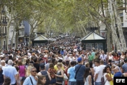 Gran afluencia de ciudadanos y turistas en Las Ramblas de Barcelona, donde ocurrió uno de los atentados.