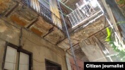 Reporta Cuba. Edificio en peligro de derrumbe. Foto: Maritza Concepción.