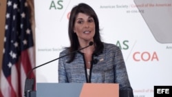 La embajadora de Estados Unidos ante la ONU, Nikki Haley, pronuncia un discurso durante la 48 Conferencia de las Américas.