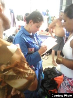 La Cruz Roja colombiana llega al albergue de cubanos en Turbo.