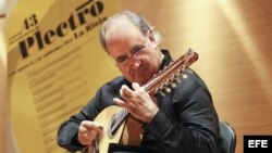 El concertista Pedro Chamorro durante el estreno de la "Sonata para bandurria" dentro del 43 Festival Internacional de Plectro de La Rioja, celebrado en el Museo Würth de Agoncillo. Esta sonata es la primera para bandurria del compositor cubano Leo Brouwe