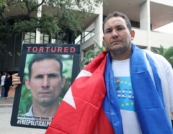 Luis Enrique Ferrer, hermano de José Daniel Ferrer, durante una protesta frente al Consulado Español en Coral Gables. (Foto: Roberto Koltún).