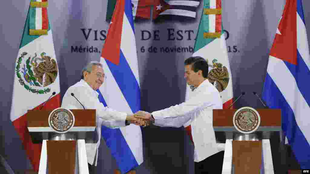 El presidente de México Enrique Peña Nieto estrecha la mano del gobernante cubano Raúl Castro.