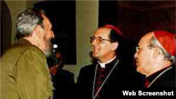 Fidel Castro saluda al cardenal Beniamino Stella (c) y al cardenal Jaime Ortega (d). Foto: Forocatolico.